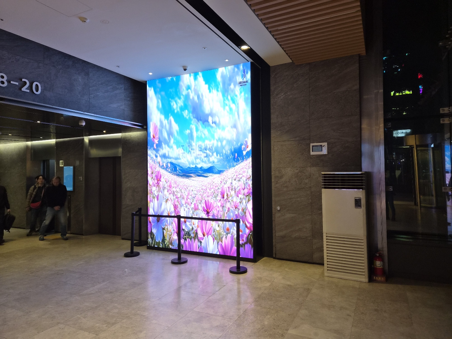 건물 로비 LED 스크린 설치 사례-03