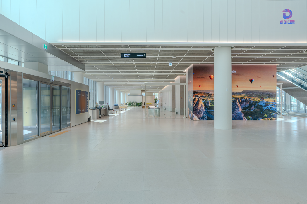 로비 공간 그물형 LED 전광판 사례-05