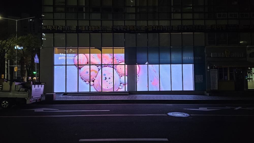 전면 유리창 대형 LED 통합 구축 사례-01