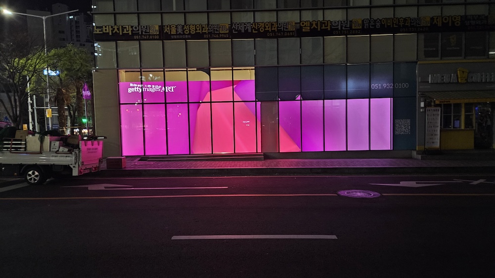 전면 유리창 대형 LED 통합 구축 사례-02