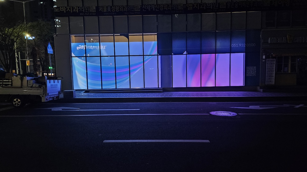 전면 유리창 대형 LED 통합 구축 사례-04