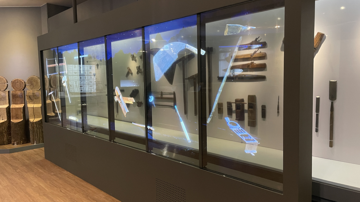 투명 OLED, 유물과 콘텐츠를 동시에 경험하는 인터랙티브 전시-02