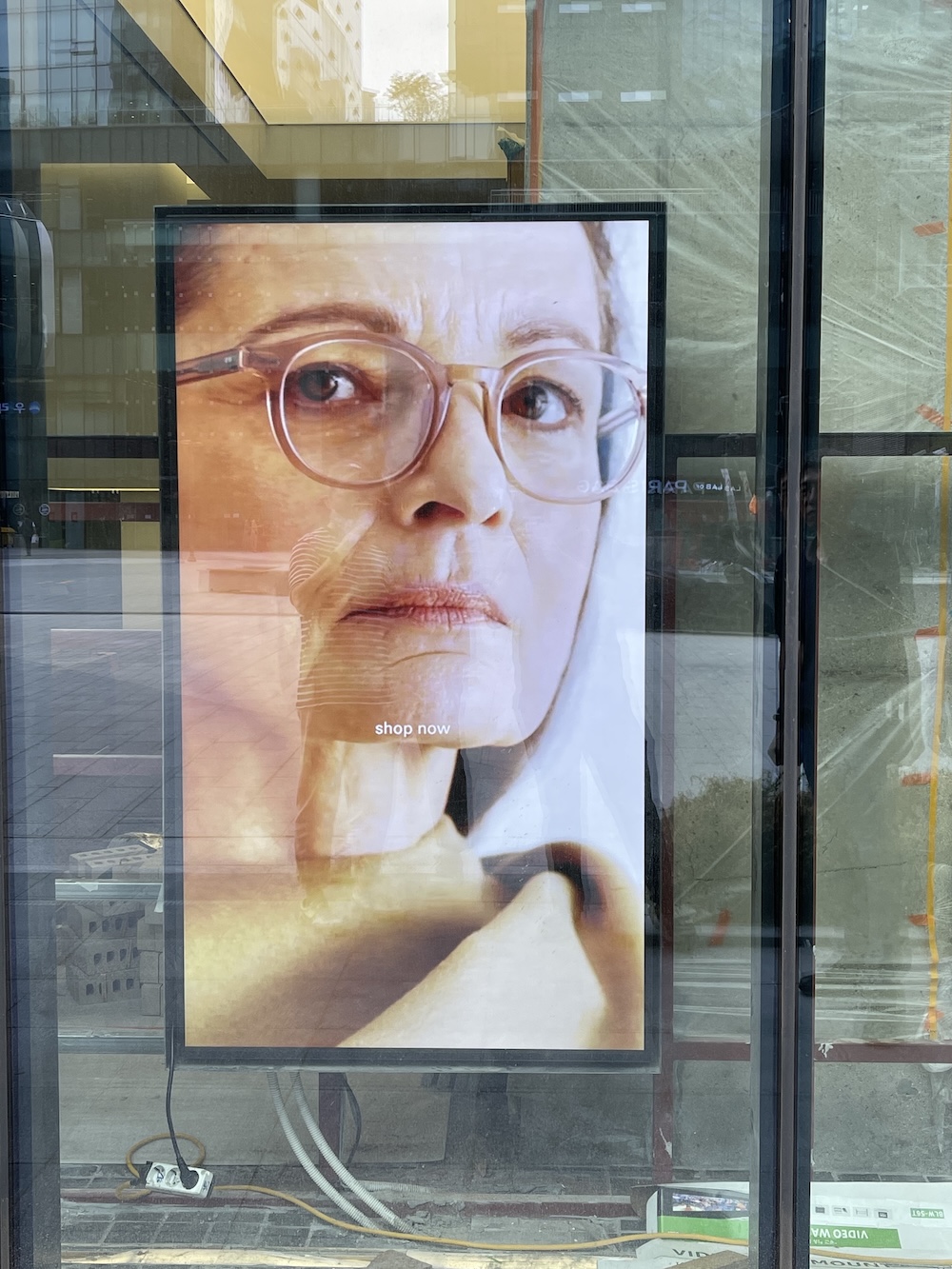 유리창을 활용한 75인치 세로형 윈도우 페이싱 사이니지-01