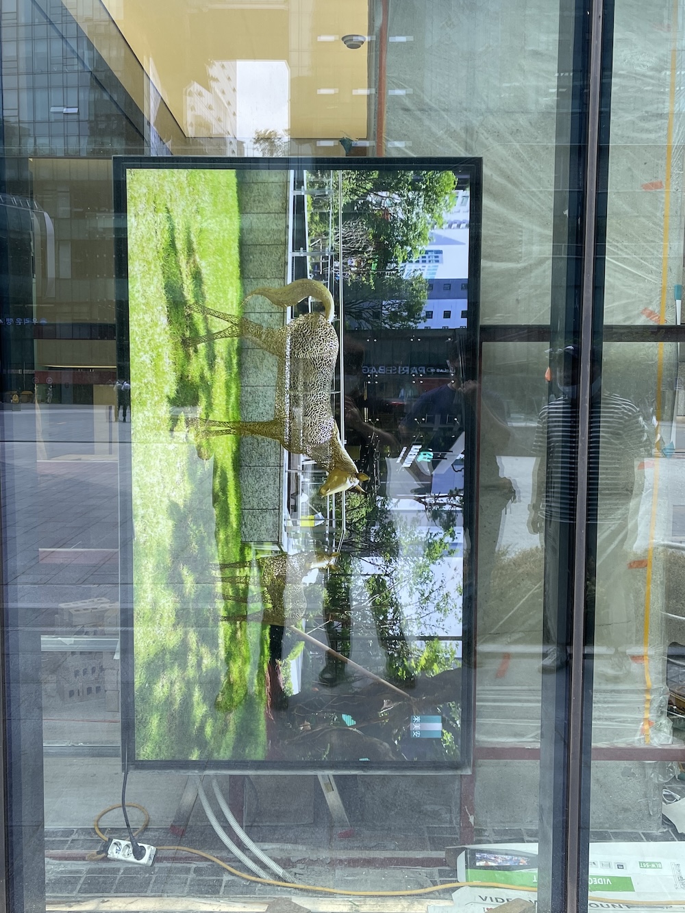 유리창을 활용한 75인치 세로형 윈도우 페이싱 사이니지-02