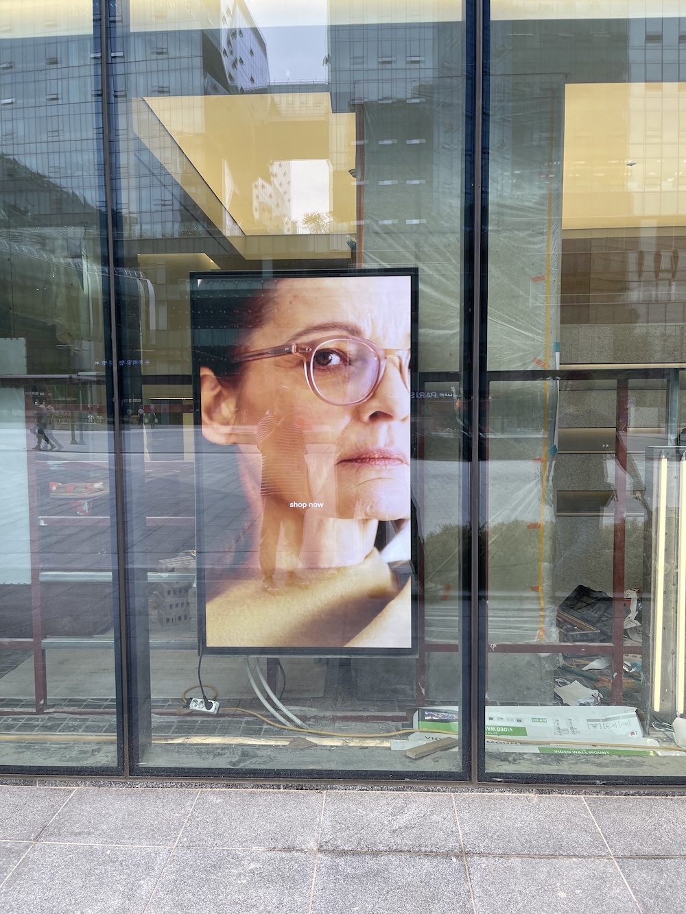 유리창을 활용한 75인치 세로형 윈도우 페이싱 사이니지-03