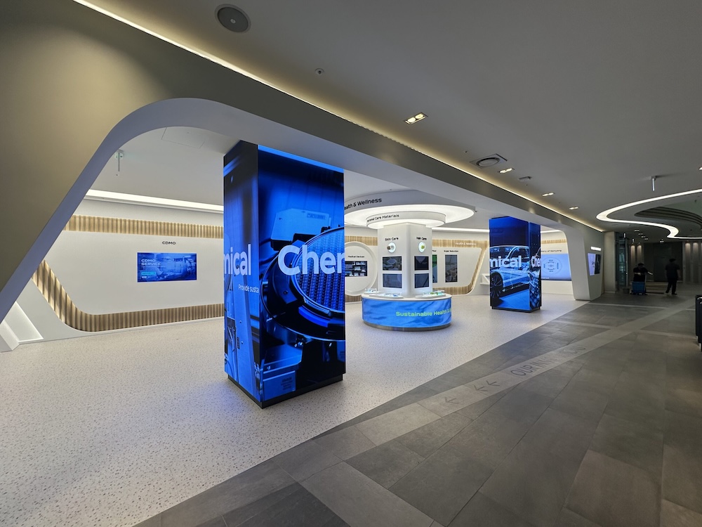 기술을 ‘보여주는 것’에서 ‘경험하는 것’으로, 몰입형 LED 디스플레이-01