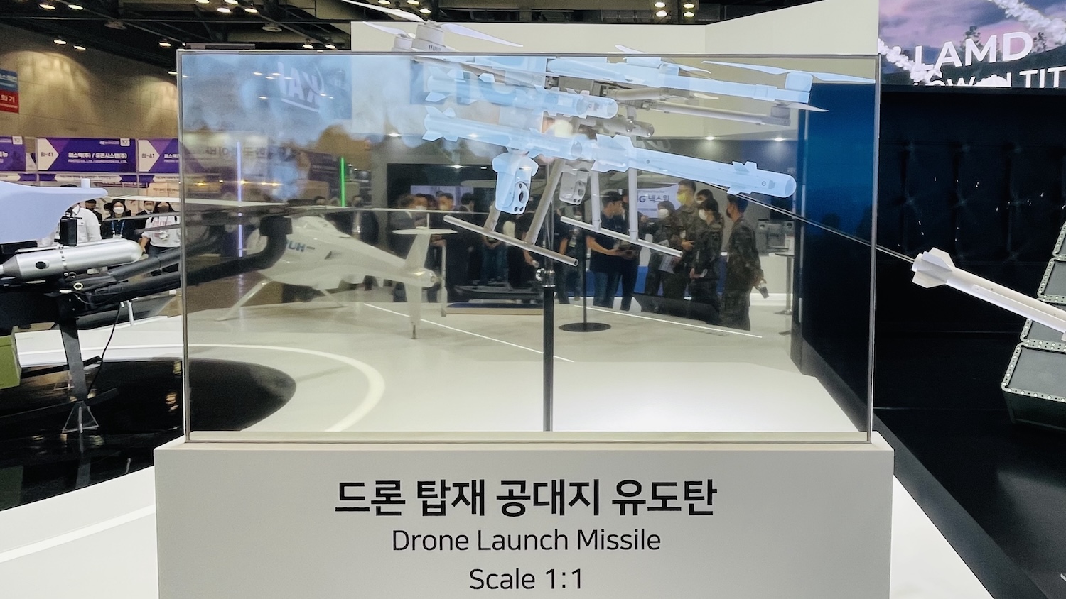 국방 전시관 디지털 사이니지 LIG넥스원 투명 OLED 적용 사례-01