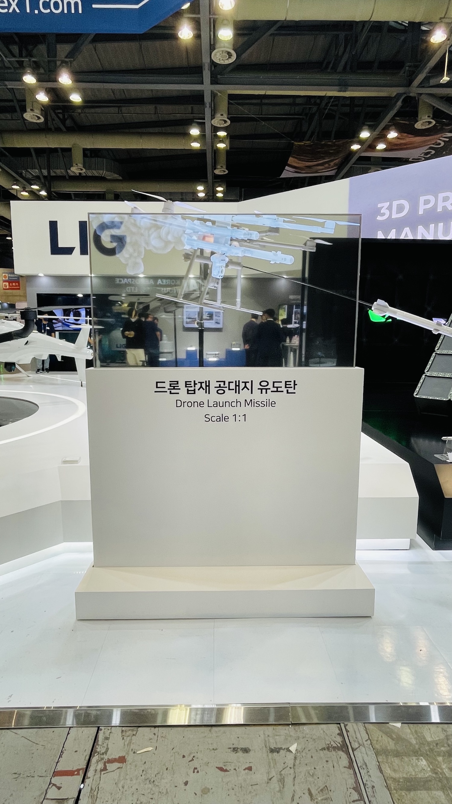 국방 전시관 디지털 사이니지 LIG넥스원 투명 OLED 적용 사례-02