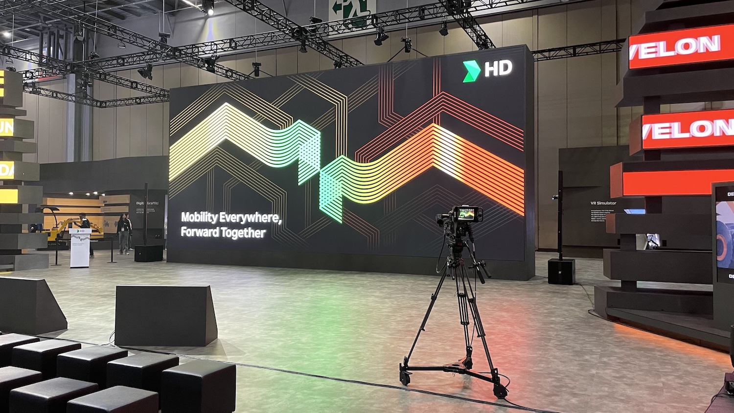 HD현대 브랜드관의 대형 LED 미디어월