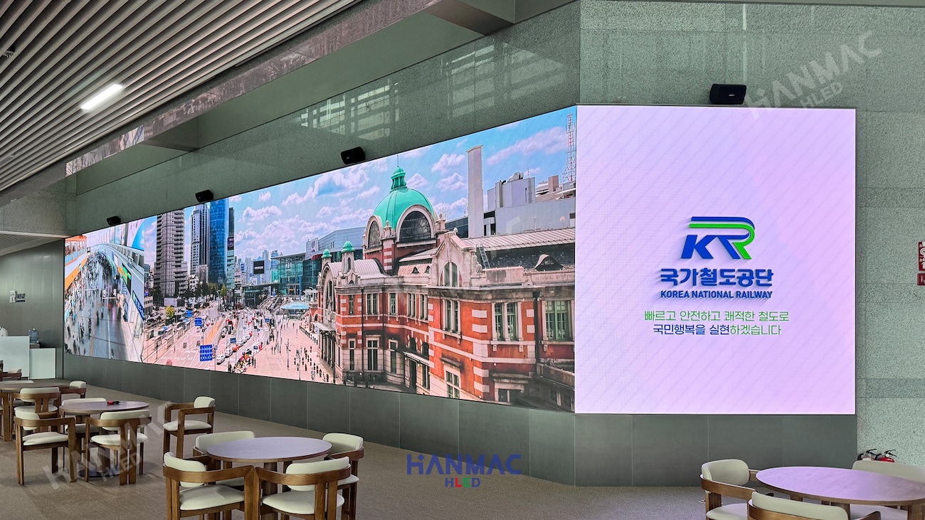 공공기관 내부 벽면에 설치된 초광폭 대형 LED 전광판