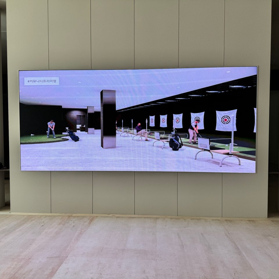 모델하우스 벽면에 설치된 P2.5 대형 LED 전광판